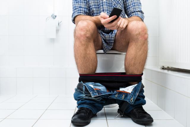 Evo zašto telefon ne treba da nosite sa sobom u WC